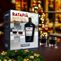 Confezione regalo Ratafià Fabbri con 2 bicchierini, su sfondo natalizio.