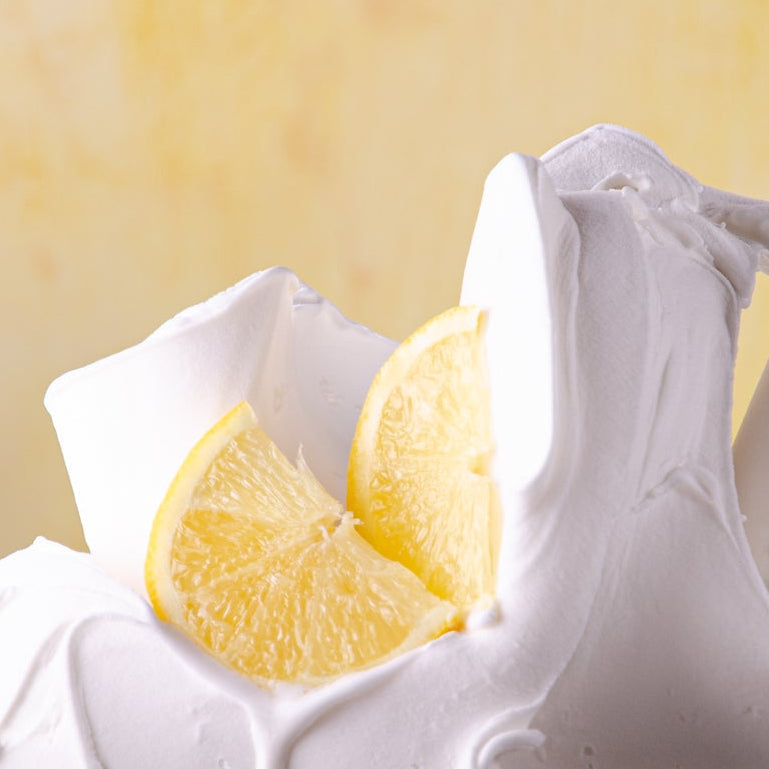 Gelato al limone con decorazione fettina di limone