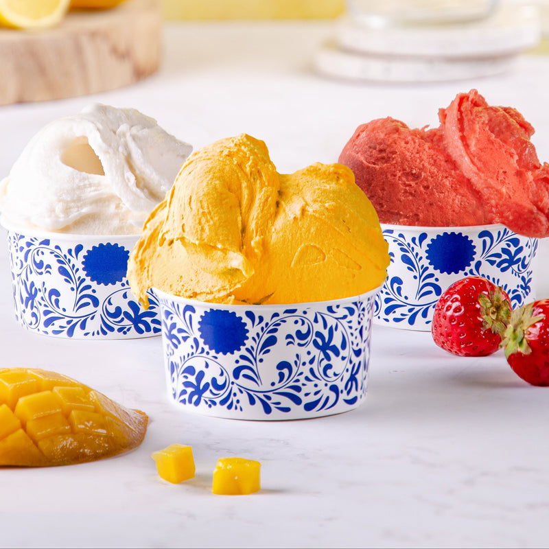 Tre coppe di sorbetti di frutta: mango, limone e fragola