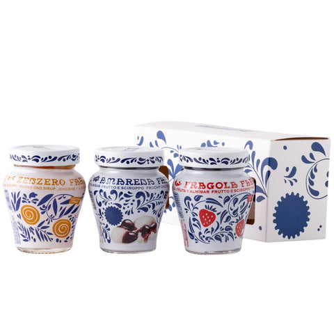 Tripack con confezione sullo sfondo: Zenzero Fabbri, Amarena Fabbri e Fragola Fabbri 230g
