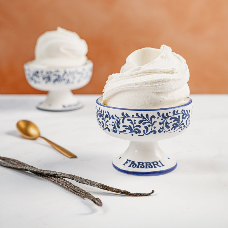 Coppe di gelato alla vaniglia bianca con bacche di vaniglia